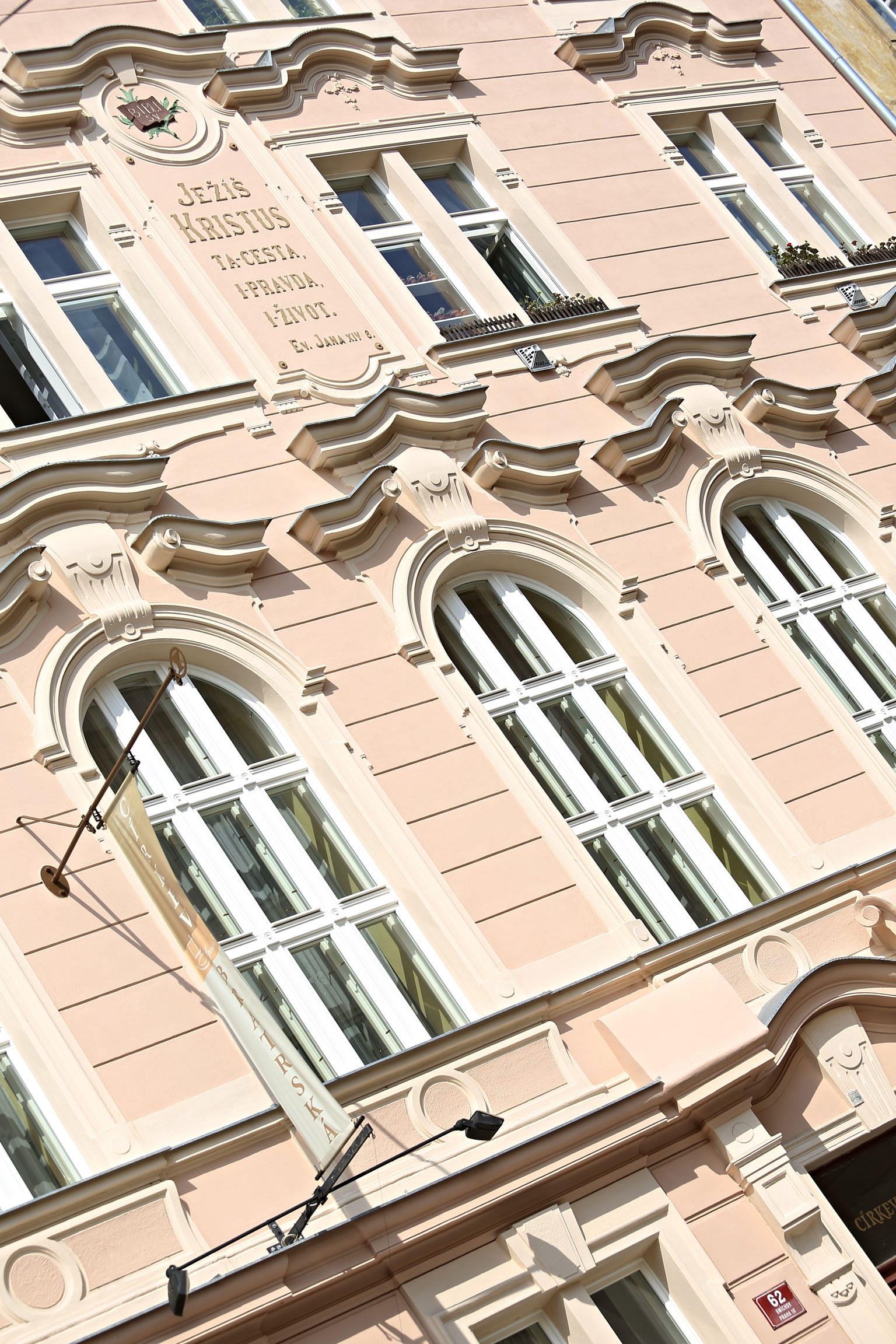 1434625182-vrazova1.jpg