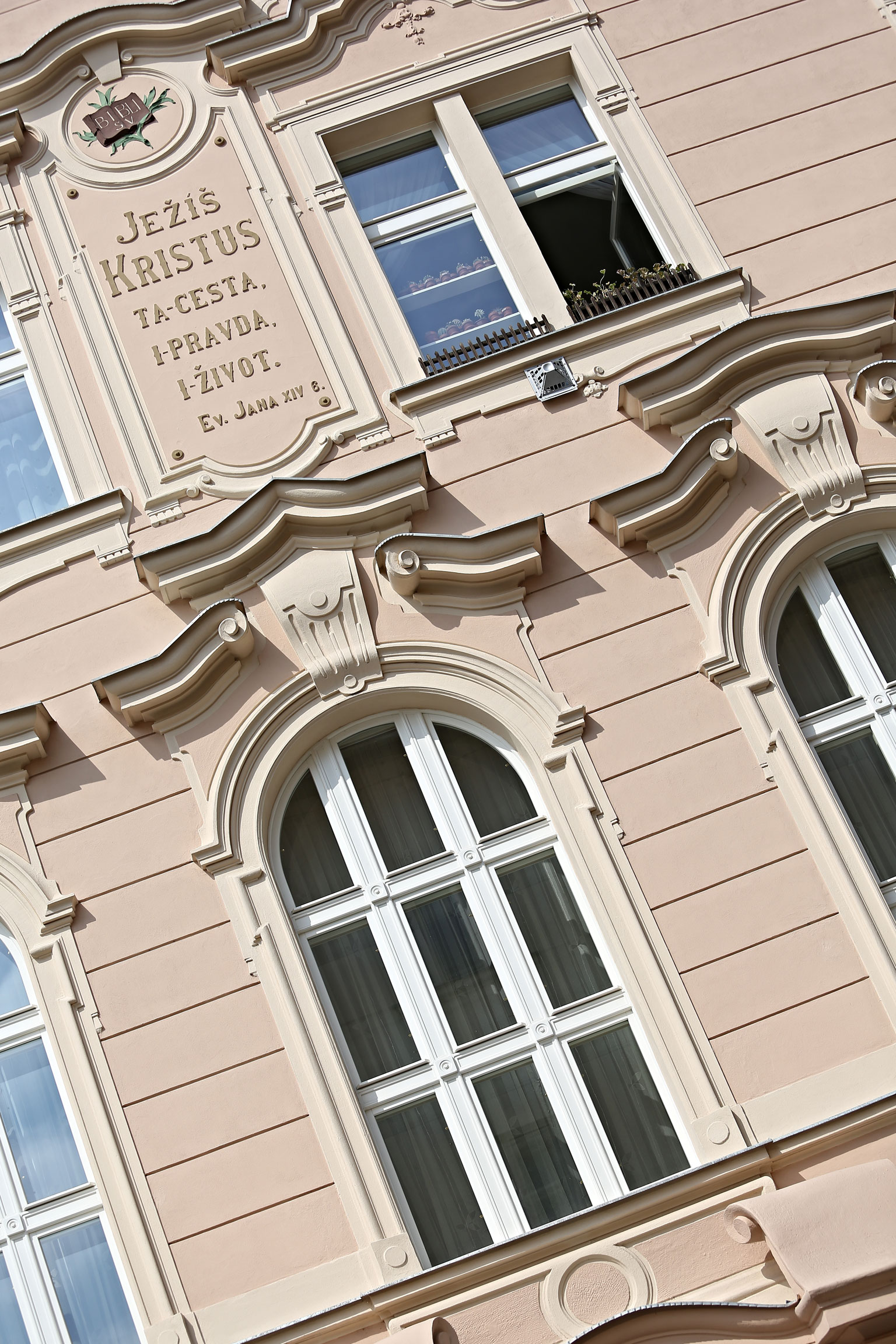1434625184-vrazova3.jpg